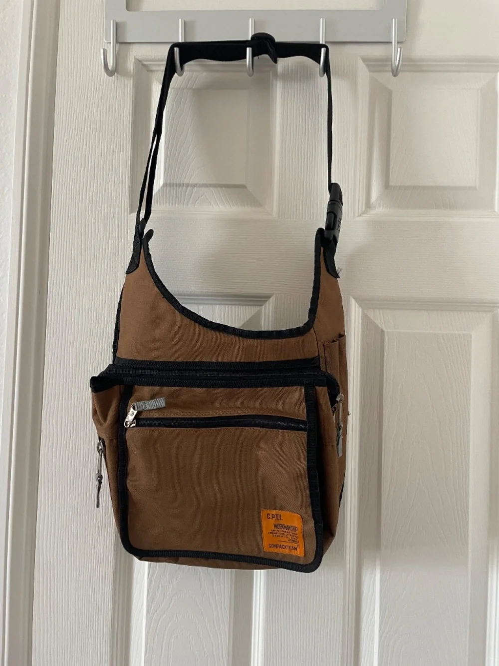 Compact team shoulder bag